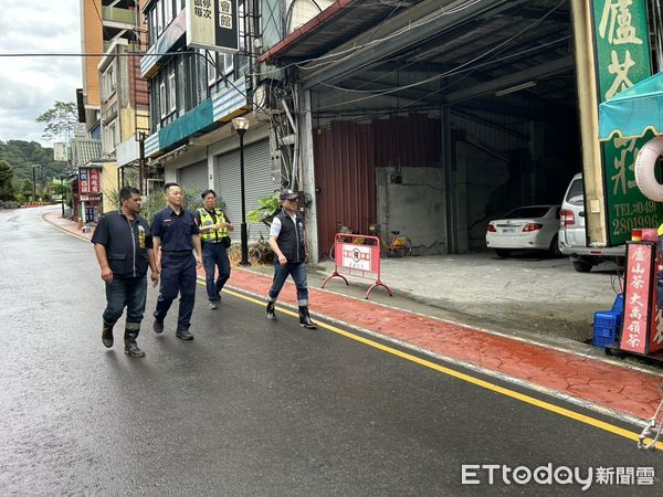 ▲仁愛鄉長江子孝至盧山溫泉區勸離民眾。（圖／仁愛鄉公所提供）