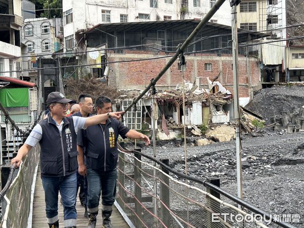 ▲仁愛鄉長江子孝至盧山溫泉區勸離民眾。（圖／仁愛鄉公所提供）