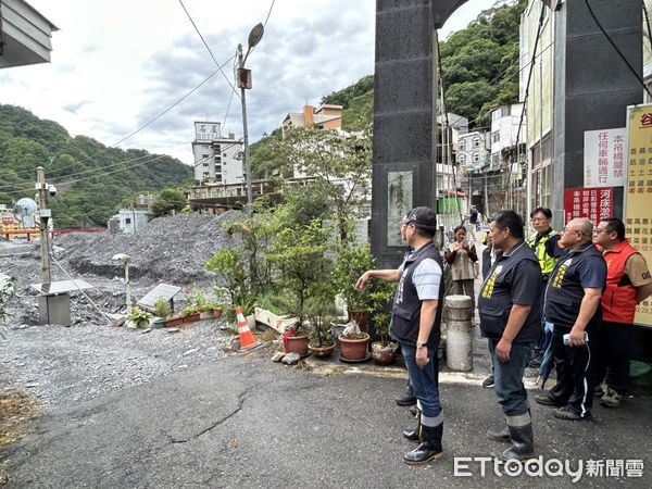 ▲仁愛鄉長江子孝至盧山溫泉區勸離民眾。（圖／仁愛鄉公所提供）