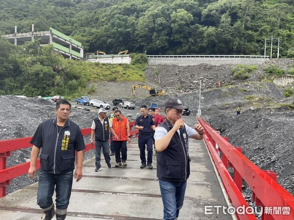 ▲仁愛鄉長江子孝至盧山溫泉區勸離民眾。（圖／仁愛鄉公所提供）