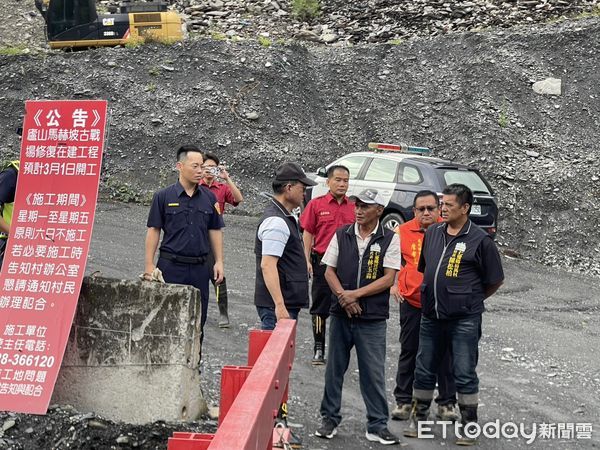 ▲仁愛鄉長江子孝至盧山溫泉區勸離民眾。（圖／仁愛鄉公所提供，下同）