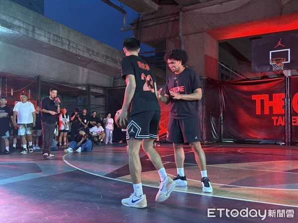 ▲賀丹、賀博為「Jordan THE ONE 台北站」4強決賽站台。（圖／記者杜奕君攝）