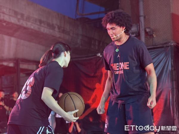 ▲賀丹、賀博為「Jordan THE ONE 台北站」4強決賽站台。（圖／記者杜奕君攝）