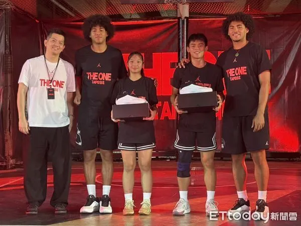 ▲賀丹、賀博為「Jordan THE ONE 台北站」4強決賽站台。（圖／記者杜奕君攝）