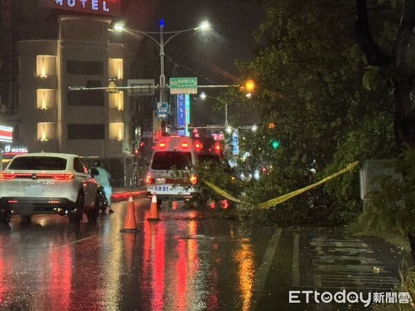▲▼台南晚間車禍！女騎士倒地拒送醫。（圖／記者林東良翻攝）