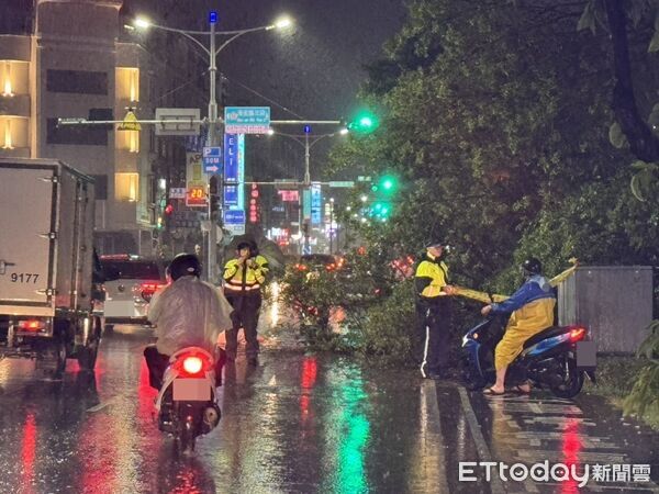 ▲▼台南晚間車禍！女騎士倒地拒送醫。（圖／記者林東良翻攝）
