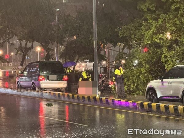 ▲▼台南晚間車禍！女騎士倒地拒送醫。（圖／記者林東良翻攝）