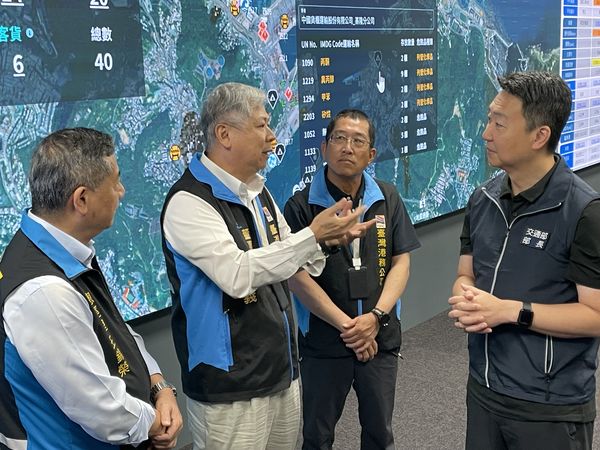 ▲交通部陳世凱部長(右)聽取港務公司說明所轄商港營運狀況及防颱應變處置作為，（左起港務公司王錦榮總經理、李賢義董事長、港棧管理處張乃文資深處長。（圖／港務公司提供）