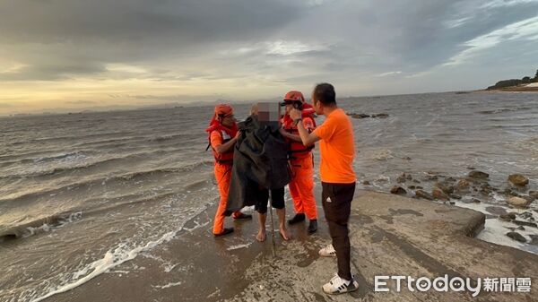 ▲▼金門民眾受困岸際。（圖／記者林名揚翻攝）
