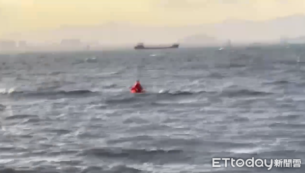 ▲▼金門民眾受困岸際。（圖／記者林名揚翻攝）