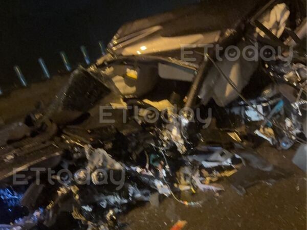 ▲國道三號中寮隧道的北口發生死亡車禍，整台車已成廢鐵             。（圖／記者吳奕靖翻攝）