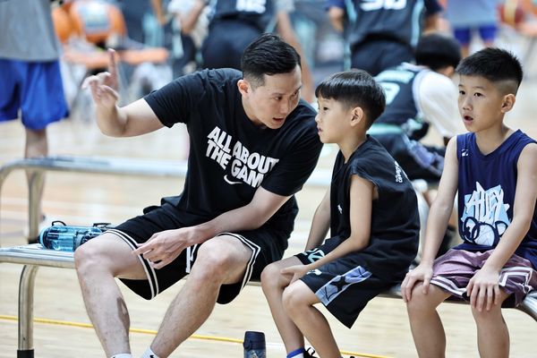 ▲台北富邦勇士總教練吳永仁(左)對兒子吳偉翟(中)面授機宜、台籃最強球經與三連霸主帥親子對決、新北國王洪志虎率領虎子們勇奪冠軍。（圖／TOP巔峰籃球訓練營提供）
