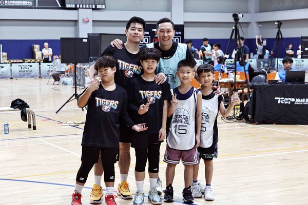 ▲台北富邦勇士總教練吳永仁(左)對兒子吳偉翟(中)面授機宜、台籃最強球經與三連霸主帥親子對決、新北國王洪志虎率領虎子們勇奪冠軍。（圖／TOP巔峰籃球訓練營提供）