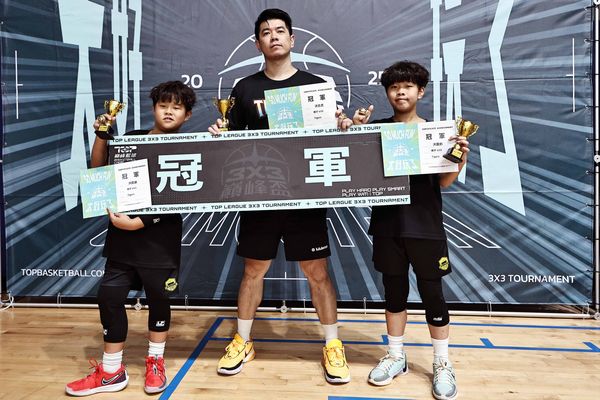 ▲台北富邦勇士總教練吳永仁(左)對兒子吳偉翟(中)面授機宜、台籃最強球經與三連霸主帥親子對決、新北國王洪志虎率領虎子們勇奪冠軍。（圖／TOP巔峰籃球訓練營提供）