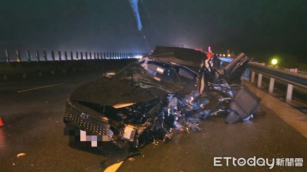▲車輛撞成廢鐵，還疑似快斷成兩截             。（圖／記者吳奕靖翻攝）