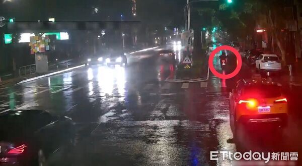 ▲▼颱風夜高雄騎士閃倒樹慘摔送醫。（圖／記者吳奕靖翻攝）