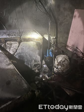 ▲台南市安南區6日颱風夜驚傳火警，安南區北汕尾一路439巷一戶民宅後方突然冒出濃煙，現場燃燒屋後冰箱旁堆放之雜物，所幸火勢迅速被自行撲滅，無人員傷亡。（圖／記者林東良翻攝，下同）