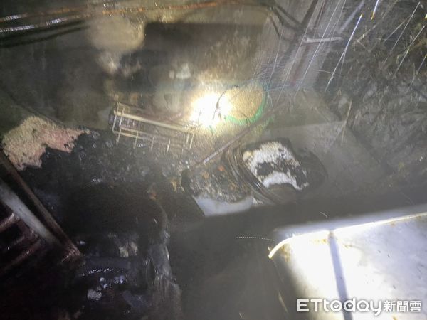 ▲台南市安南區6日颱風夜驚傳火警，安南區北汕尾一路439巷一戶民宅後方突然冒出濃煙，現場燃燒屋後冰箱旁堆放之雜物，所幸火勢迅速被自行撲滅，無人員傷亡。（圖／記者林東良翻攝，下同）