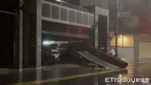 ▲▼嘉義鐵捲門被吹翻。（圖／記者翁伊森翻攝）