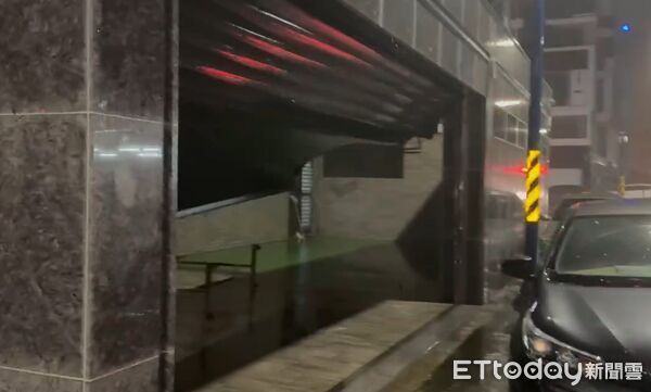 ▲▼嘉義鐵捲門被吹翻。（圖／記者翁伊森翻攝）