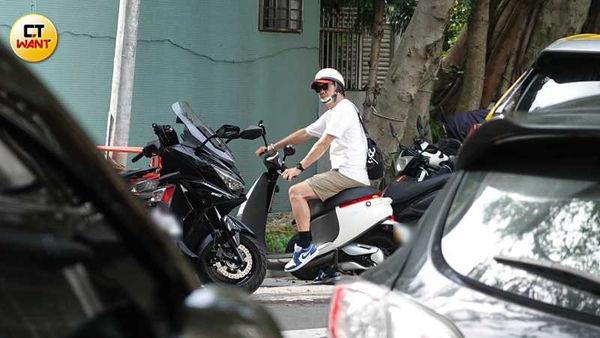 導護工作結束後，邱彥翔騎車離去。（圖／本刊攝影組）