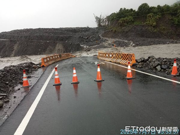 ▲▼ 荖濃溪暴漲！南橫公路河床便道遭沖毀100m　交通中斷。（圖／記者賴文萱翻攝）
