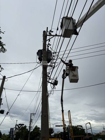 ▲受到颱風丹娜絲影響彰化停電台電冒風雨搶修。（圖／台電彰化區處提供）