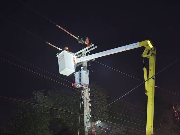 ▲受到颱風丹娜絲影響彰化停電台電冒風雨搶修。（圖／台電彰化區處提供）