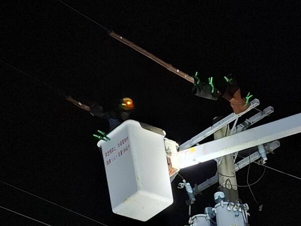 ▲受到颱風丹娜絲影響彰化停電台電冒風雨搶修。（圖／台電彰化區處提供）