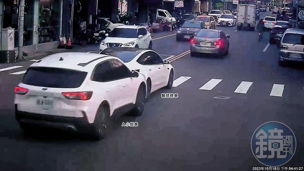 懷疑丈夫2度背叛，Ａ小姐氣得衝撞醫師娘開的特斯拉。（讀者提供）