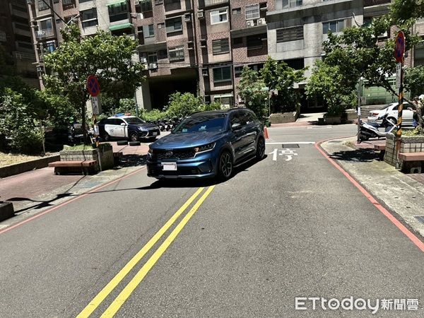 ▲陳男開車左轉提早跨越分向限制線撞到過馬路婦人致傷。（圖／中壢警分局提供）