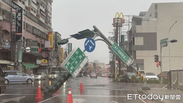 ▲▼   嘉義市颱風後招牌路樹倒  。（圖／記者翁伊森攝）