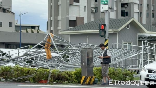 ▲▼   嘉義市颱風後招牌路樹倒  。（圖／記者翁伊森攝）