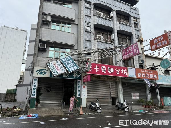 ▲▼   嘉義市颱風後招牌路樹倒  。（圖／記者翁伊森攝）