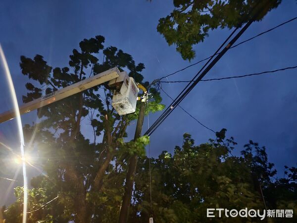 ▲台南市多處因丹娜絲颱風導致電線桿倒塌，工程人員正冒雨搶修中。（記者林東良翻攝，下同）