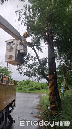 ▲台南市多處因丹娜絲颱風導致電線桿倒塌，工程人員正冒雨搶修中。（記者林東良翻攝，下同）