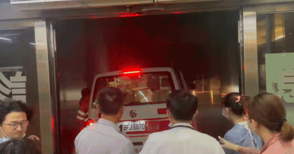 嘉義長庚急診室外，有輛救護車一度被強風吹走，所幸最後並未造成人員傷亡。（翻攝自爆料公社）