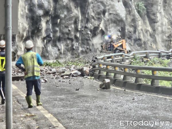▲颱風丹娜絲強降雨致台20線霧鹿段落石阻路。（圖／記者楊晨東翻攝）