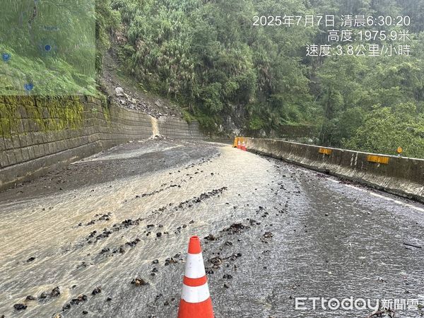 ▲丹娜絲颱風一夜狂風驟雨，造成信義鄉部分道路受阻。（圖／記者高堂堯翻攝）