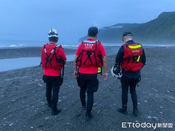 ▲▼宜蘭搜救人員搜尋遭大浪捲走的葉男子下落。（圖／記者游芳男翻攝，下同）