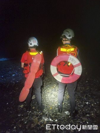 ▲▼宜蘭搜救人員搜尋遭大浪捲走的葉男子下落。（圖／記者游芳男翻攝，下同）