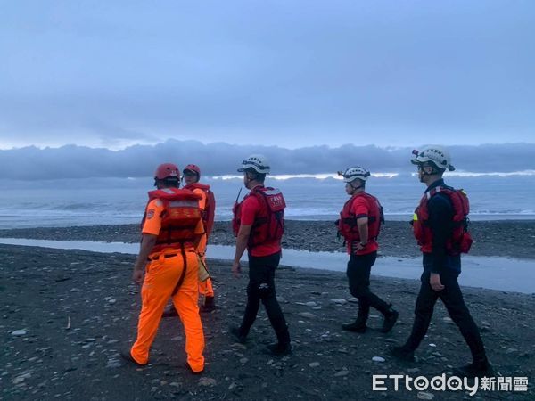 ▲▼宜蘭搜救人員搜尋遭大浪捲走的葉男子下落。（圖／記者游芳男翻攝，下同）
