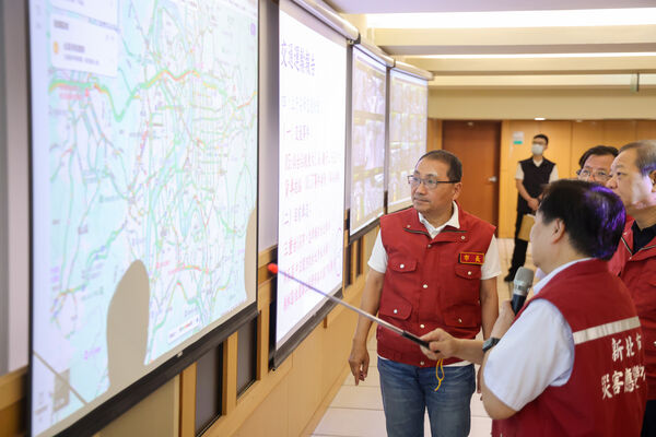 ▲侯友宜今日前往市府交通控制中心，關心通勤時段車流狀況。（圖／新北市政府提供）