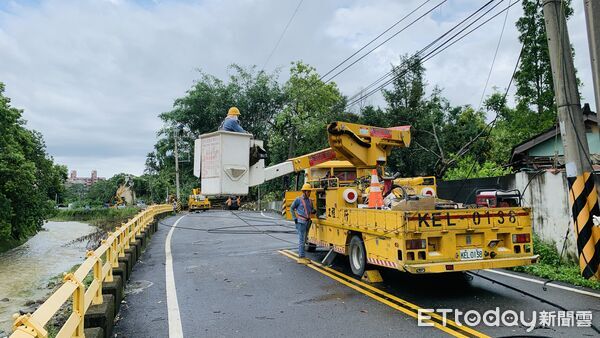 ▲丹娜絲颱風造成竹山、水里及鹿谷三鄉鎮部分地區停電，台電積極搶修中。（圖／台電南投區處提供）
