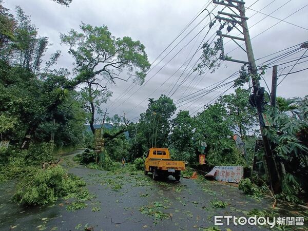 ▲丹娜絲颱風造成竹山、水里及鹿谷三鄉鎮部分地區停電，台電積極搶修中。（圖／台電南投區處提供）