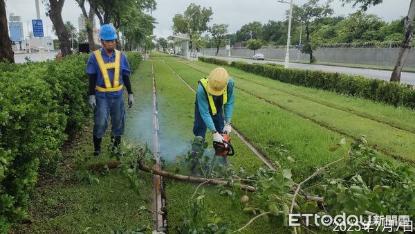 ▲▼高雄輕軌全線巡檢中，預計下午2點復駛 。（圖／記者許宥孺翻攝）