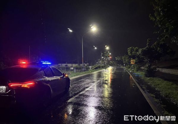 ▲屏東警分局員警排除傾倒路樹。（圖／記者陳崑福翻攝）