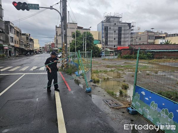 ▲屏東警分局員警排除傾倒路樹。（圖／記者陳崑福翻攝）