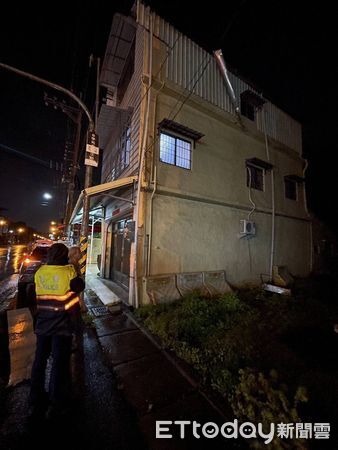 ▲屏東警分局員警排除傾倒路樹。（圖／記者陳崑福翻攝）