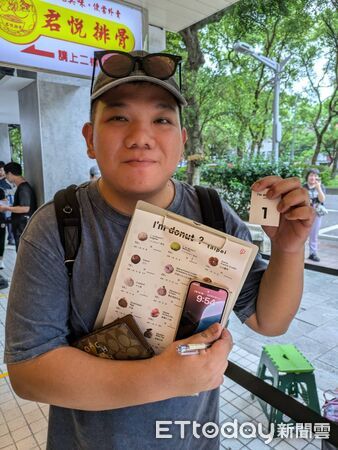 ▲颱風天近200人搶買I`m donut？甜甜圈　頭香昨晚11點到現場排。（圖／記者黃士原攝）